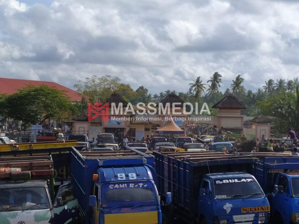 Mobil Pengangkut Ternak di Pasar Hewan Masbagik