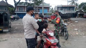 Sambut Bulan Suci Ramadhan, Polsek, Koramil 05, dan Trantib Kecamatan Masbagik Bagi-bagi Masker