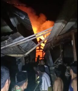 Si Jago Merah Melalap Empat Rumah di Dusun Batu Rente