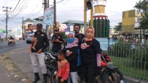 LASKAR NTB DPD Lotim Bagikan Takjil ke Pengguna Jalan