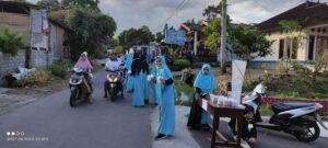 Pengurus dan Santri Ponpes Raudhatul Azhar Gelar Bagi-bagi Takjil ke Pengguna Jalan