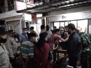 Amankan Suasana Malam Lebaran, Tim Gabungan Polres dan Kodim Lombok Timur Turun Pantau Tempat Keramaian
