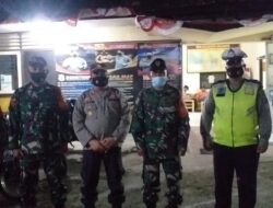 PPKM Darurat, Tim Gabungan Polsek dan Koramil Masbagik Gelar Patroli dan Penyerahan Bansos