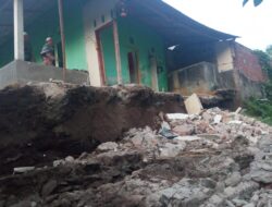 Akibat Hujan Lebat dan Longsor, Satu Rumah Roboh di Kampung Batu Pandang Sapit