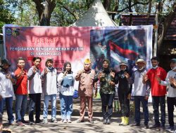 Mantan Bupati Lotim Serahkan Bendera Merah Putih kepada Tim Pengibar Bendera Bawah Laut