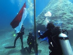 Pengibaran Bendera Bawah Laut di Gili Petagan Sukses Digelar
