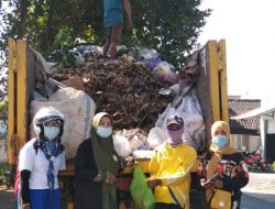 Peringati HUT Lotim ke-126, PERPU Lotim Berbagi Nasi Bungkus