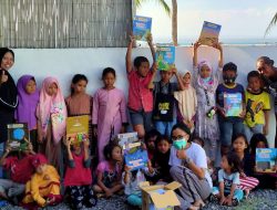 Indriana dari MRI Serahkan Bantuan Buku Untuk Tree of Hope