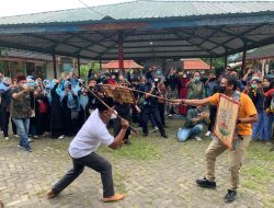 Kunjungi Pasar Seni Sesela, Menparekraf Sandiaga Uno Diajak Presean