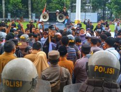 Tuntut Realisasi Rumah Sakit Tipe D, Masyarakat Masbagik Terobos Kantor Bupati