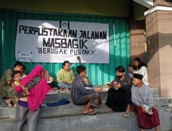 Ingin Tingkatkan Literasi Masyarakat Masbagik, Tiga Sahabat ini Bentuk Perpustakaan Jalanan