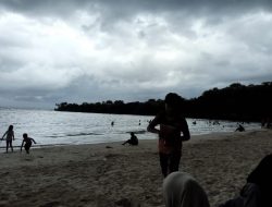 Pantai Pink Diterjang Badai, Pengunjung Berhamburan Keluar dari Pantai
