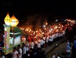 Ribuan Warga Tumpah Ruah Ikuti Pawai Obor Desa Masbagik Timur