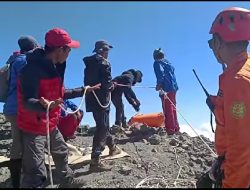 Jenazah Pendaki Yang Terjatuh di Puncak Rinjani Berhasil Dievakuasi