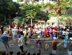 Gerak Jalan Kreasi Festival Gerabah Masbagik Timur Pukau Penonton