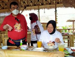 Menteri Sosial Tri Rismaharini dan Rombongan Makan Siang di Restoran Bebaloeng Masbagik
