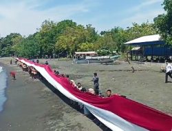 Bendera Merah Putih Sepanjang 77 meter Membentang di Pesisir Gili Bidara