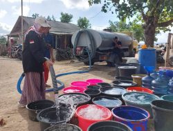 Karang Taruna Lotim Distribusikan 6 Tangki Air Bersih ke Wilayah Ekas dan Wakan