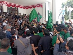 Protes Kenaikan Harga BBM, Mahasiswa Datangi Kantor DPRD Lombok Timur