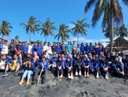 Mahasiswa Pariwisata Universitas Hamzanwadi Gelar Clean Up di Pantai Labuhan Haji