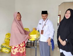 LP2MI NTB bersama Dinsos Lotim Bagikan Sembako PMI Korban Kapal Karam