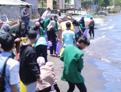 HIMMAH NWDI Lombok Timur Gelar Aksi Bersih Pantai di Tanjung Luar