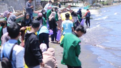 HIMMAH NWDI Lombok Timur Gelar Aksi Bersih Pantai di Tanjung Luar