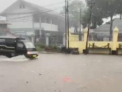 Terjadi Hujan Lebat, Ruas Jalan Berubah Seperti Sungai di Masbagik