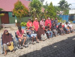Sambut Hari Disabilitas,  Rachmat Hidayat Bagikan 9 Kursi Roda untuk Penyandang Disabilitas di Lingkungan Gomong Lama Mataram