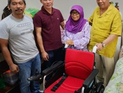 Rachmat Hidayat Bantu Kursi Roda Elektrik Warna Merah untuk Prof. Chairussyuhur, Guru Besar Fakultas Peternakan Universitas Mataram