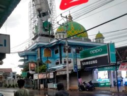 Akibat Hujan dan Angin Kencang, Penyokong Menara Masjid Besar Jamiul Khaer Pringgabaya Roboh