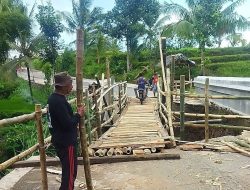 Tak Kunjung Diperbaiki, Masyarakat Presak Desa Wisata Lendang Belo Gotong Royong Dirikan Jembatan Darurat