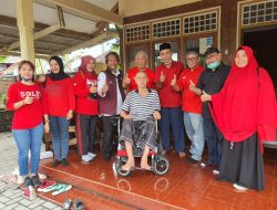 Rachmat Hidayat Bantu Kursi Roda Elektrik Warna Merah untuk Pensiunan di Lombok Timur