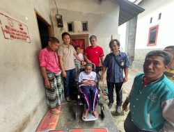Tim Aksi Kemanusiaan Rachmat Hidayat Kembali  bagikan Kursi Roda Gratis untuk Janda dan Warga Miskin Penderita Lumpuh di Lombok Timur