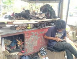 Buka Sejak Tahun 80-an, M. Sukri Bertahan dengan Usaha Jasa Sol Sepatu
