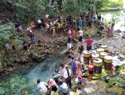 Ritual Adat Selamatan Mata Air dan Memandikan Alat Musik Gamelan di Desa Jurit