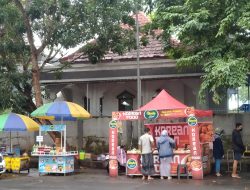 Pedagang Musiman di Bulan Ramadhan Menggoda Para Pengendara yang Ngabuburit