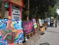 Mahasiswa UNDIKMA Prodi Seni Rupa mengadakan Pameran Jalanan Sekaligus Bagi-bagi Takjil di Jalan Udayana Mataram