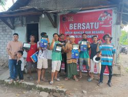 Sambut Ramadan, DPC PDIP Lombok Timur berbagi Lampu Neon untuk Penerangan Jalan di Dusun Padak Selatan Desa Pijot Kecamatan Keruak