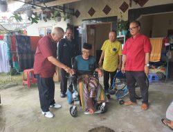 Rachmat Hidayat Kembali Berbagi di Bulan Suci, Bantu Kursi Roda Elektrik untuk Pensiunan PNS Difabel di Lombok Timur