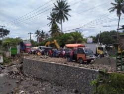 Akibat Perbaikan Gorong-gorong, Jalan Raya Lenek-Aikmel Sempat Macet Total Selama Satu Jam