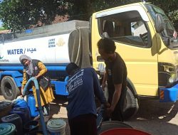 Laz Naz Dewan Dakwah NTB bersama MRI Lotim Sumbangkan 10 Tangki Air Bersih di Desa Perigi