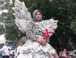 Kreativitas SMK NWDI Pancor Pamerkan Baju dari Limbah pada Acara Carnaval di Lombok Timur