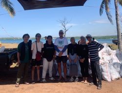 Enam Orang Anak Muda RMET Berpartisipasi pada Beach Cleanup di Labuhan Lombok