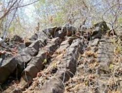 Gili Linus Lotim Berupa Tumpukan Batu Megalitikum Mirip Gunung Padang di Jawa Barat