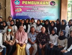 Peserta Program PKW Kursus Tata Rias Pengantin Muslim LKP Yulie salon Siap Jadi Wirausaha di Bidang Kecantikan