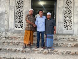 Ahmad Amrullah Salurkan Sumbangan Sejumlah Kaca untuk Jendela Masjid Nurul Yaqin Montong Cope