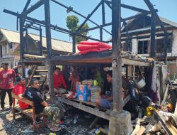 Ahmad Amrullah Wakili Ketua DPC PDIP Lombok Timur Serahkan Bantuan Kemanusiaan untuk Warga Tanjung Luar yang Rumahnya Ludes Terbakar