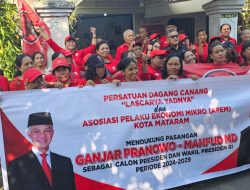 Suarakan Dukungan Ganjar Mahfud MD, Persatuan Pedagang Canang “Lascarya Yadya dan Asosiasi Pedagang Mikro (APEM) kota Mataram Gelar Aksi Happening Art