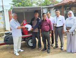 Peringati Hari Disabilitas Internasional, Rachmat Hidayat Serahkan Bantuan Motor Roda Tiga untuk Disabilitas di Desa Lembar Lombok Barat